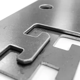 Sheet metal component with rounded edges after deburring machine processing